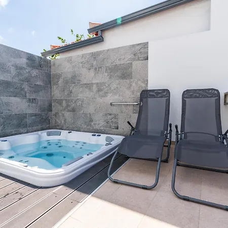 Star House -jacuzzi & Aircon Вилла Кальета